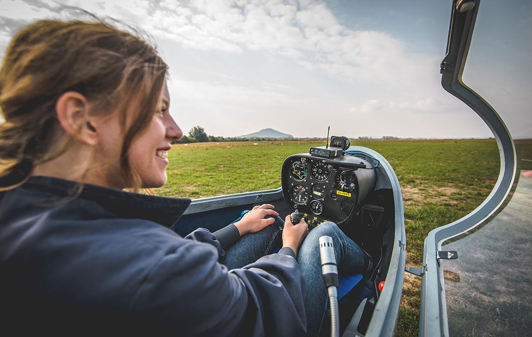Junge Frau im Segelflugzeugage Junge Frau im Segelflugzeugage
